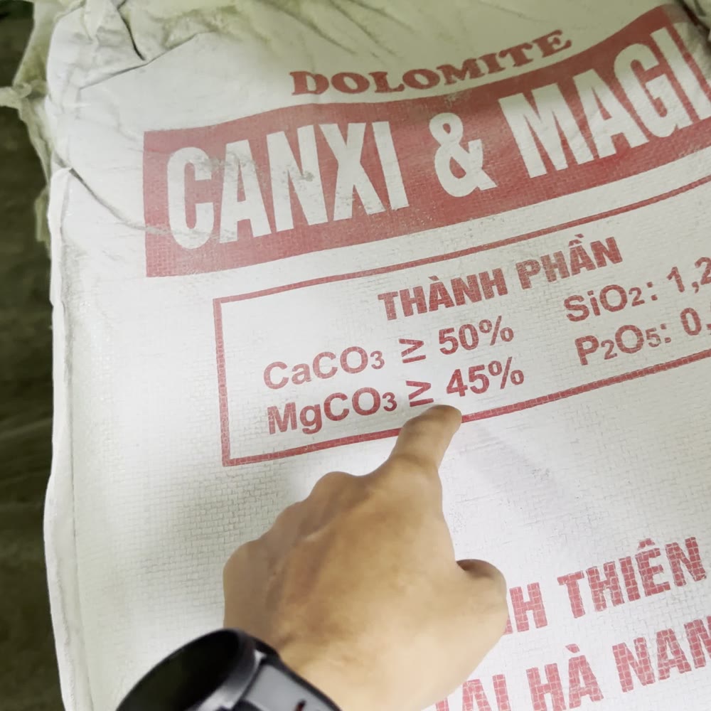 Bao khoáng canxi magie Dolomite 25kg, nhãn ghi CaCO3 lớn hơn hoặc bằng 50 phần trăm và MgCO3 lớn hơn hoặc bằng 45 phần trăm
